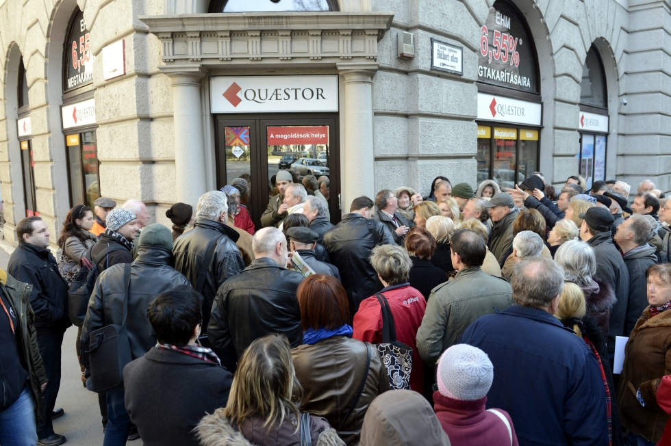 Budapest, 2015. március 10. Ügyfelek várakoznak a Quaestor Értékpapír-kereskedelmi és Befektetési Zrt. ügyfélszolgálati irodája elõtt az V. kerületi Báthori utcában 2015. március 10-én. Részlegesen felfüggesztette a Quaestor tevékenységi engedélyét a Magyar Nemzeti Bank (MNB), miután célvizsgálata során a társaságnál szabálytalanságokat észlelt. Az elõzõ napon a Quaestor Financial Hrurira Kft. öncsõdöt jelentett. MTI Fotó: Kovács Tamás