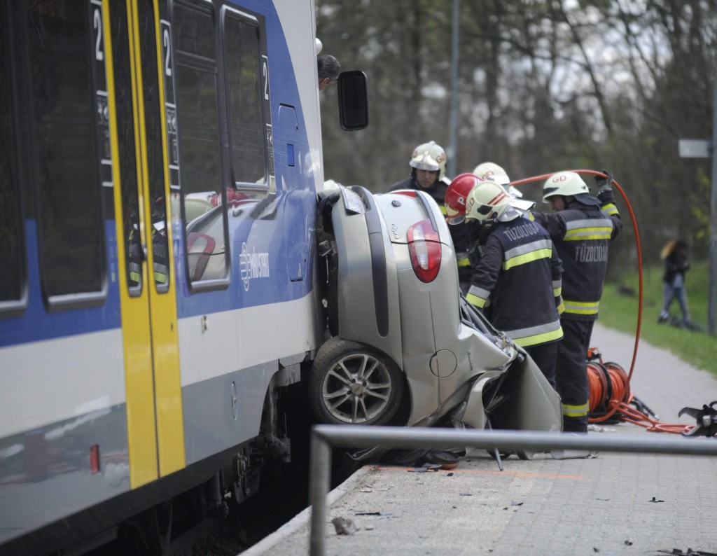 Tûzoltók egy vasúti átjárónál Vicziántelepen, ahol személyautó ütközött egy Vácról Budapestre tartó vonattal 2016. május 16-án. A balesetben egy ember megsérült. MTI Fotó: Mihádák Zoltán