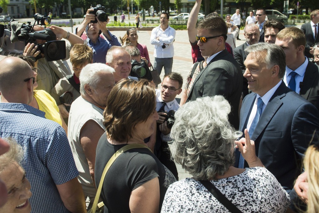 Dunaújváros, 2016. május 31. Orbán Viktor miniszterelnök a város lakóival beszélget a Modern városok program keretében kötött együttmûködési megállapodás aláírása után Dunaújvárosban 2016. május 31-én. MTI Fotó: Koszticsák Szilárd