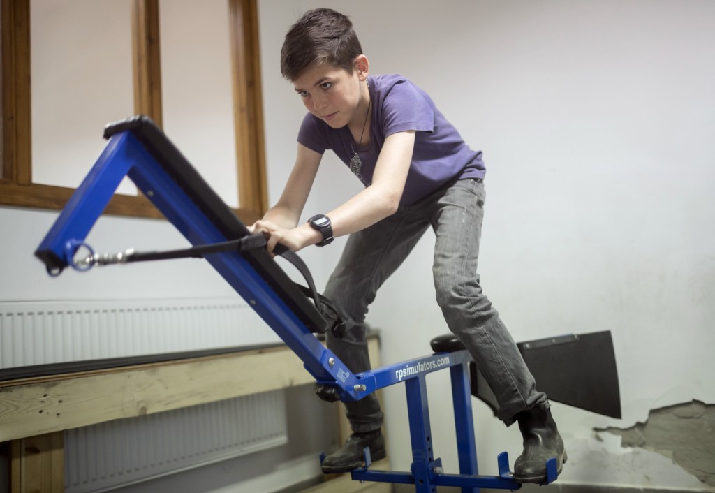 Varga Mátyás, az Alagi Zsokéiskola tanulója egy versenyló szimulátoron gyakorol az Alagi Versenyló Tréningközpontban. MTI Fotó: Mohai Balázs