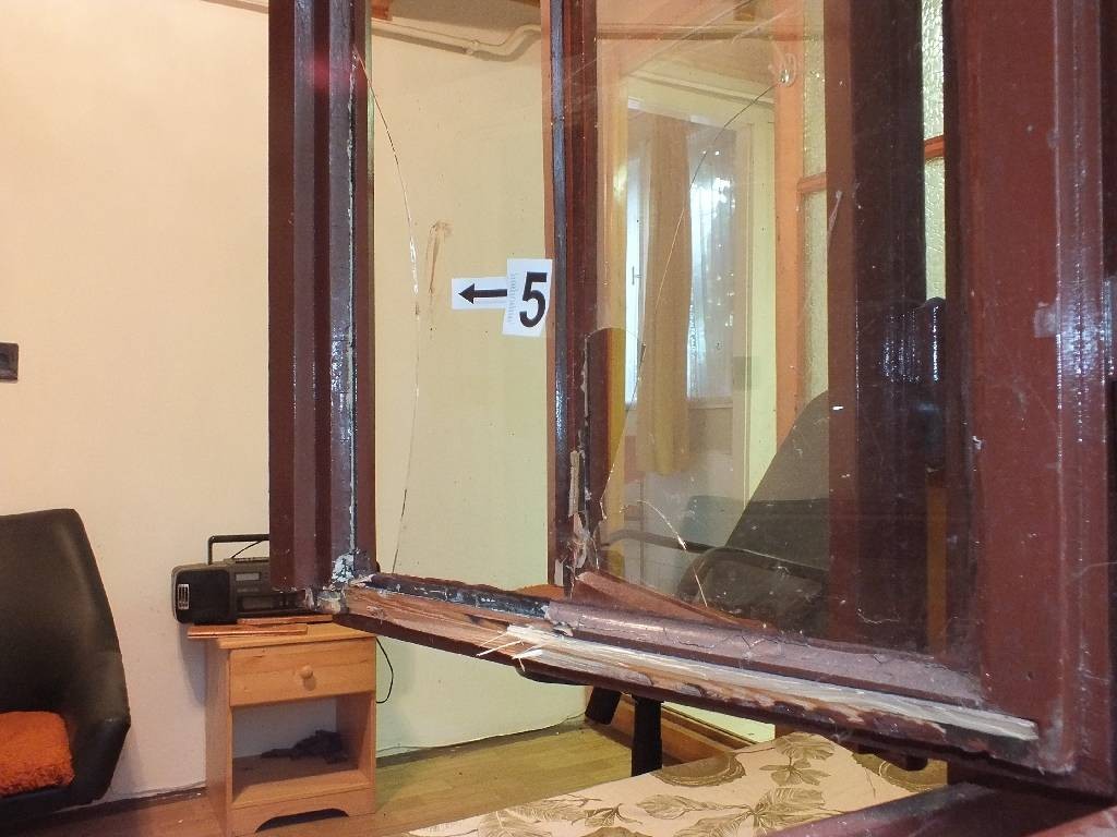 Betörés, lopás, befeszített ablak. Police.hu felvétele.