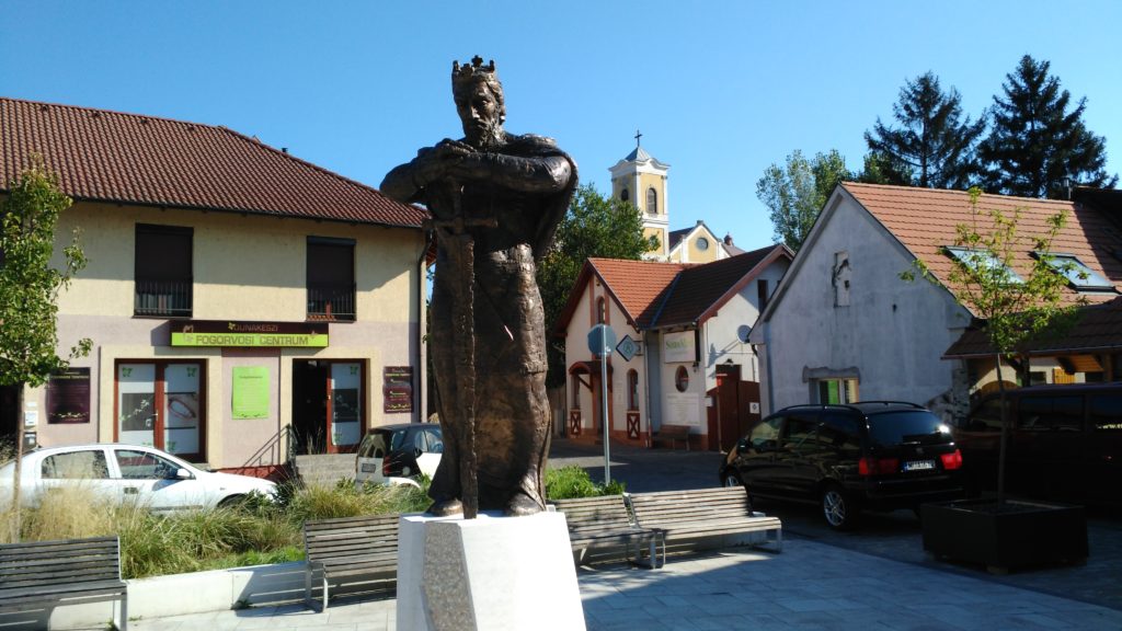 IV. Béla szobra a főtéren