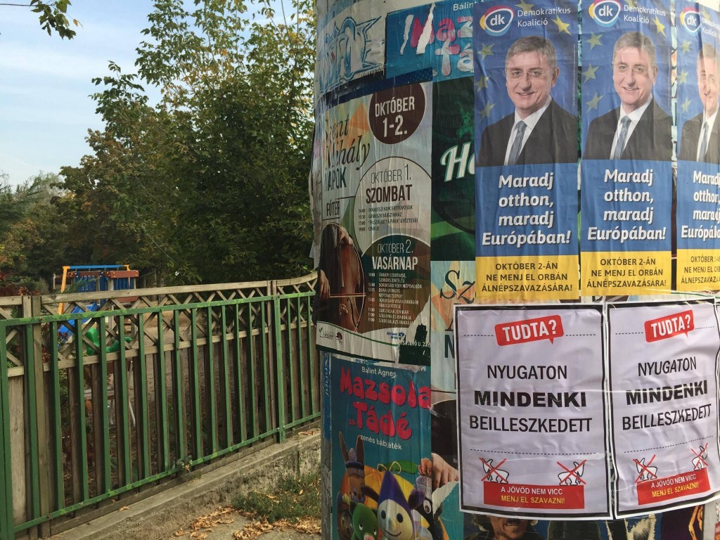 Választási plakátok a népszavazás napján.