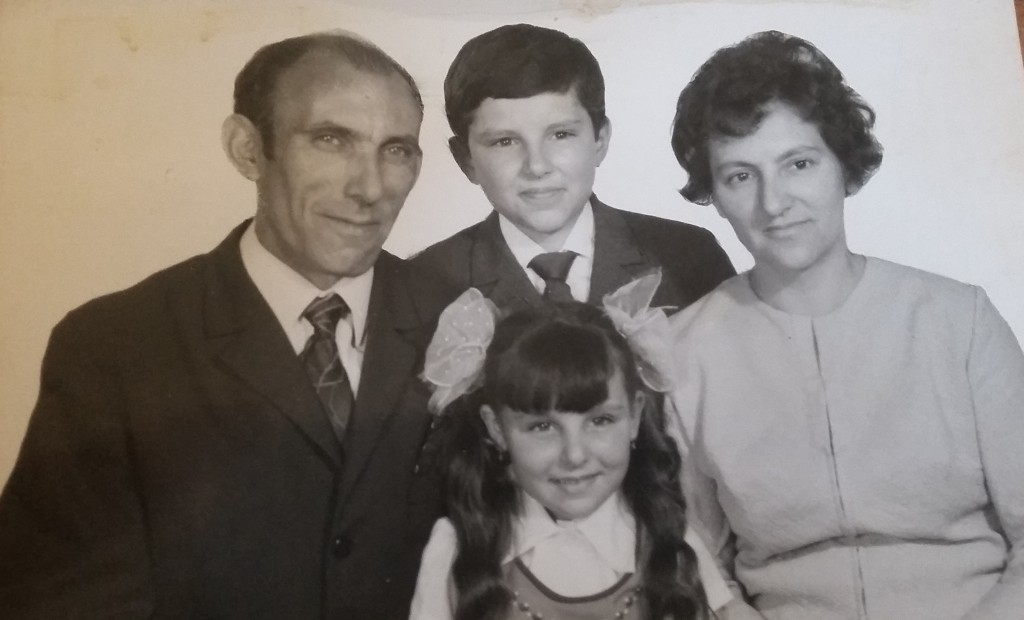 Együtt a család, László, középen fent Karcsi fiúk, alatta Ilidkó, és mellettük Margit