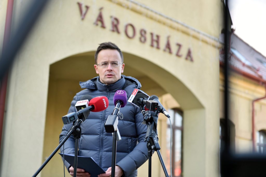 Szijjártó Péter külgazdasági és külügyminiszter sajtótájékoztatót tart Dunakeszin, a városháza elõtt. MTI Fotó: KKM