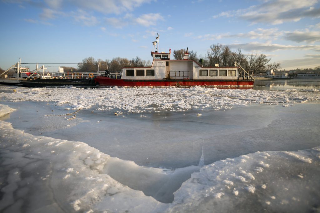 A jégzajlás miatt a kikötőben veszteglő, a Dunakeszi és Horány között közlekedő komp. MTI Fotó: Mohai Balázs