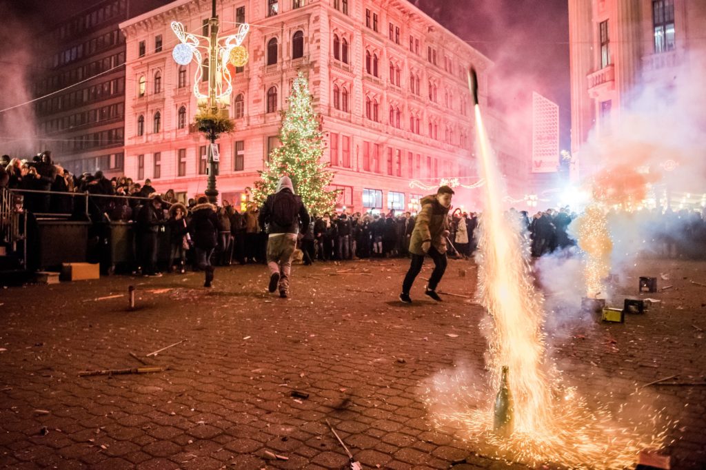 Szilveszterezők petárdáznak a belvárosi Vörösmarty téren 2017. január 1-jére virradó éjjel. MTI Fotó: Balogh Zoltán