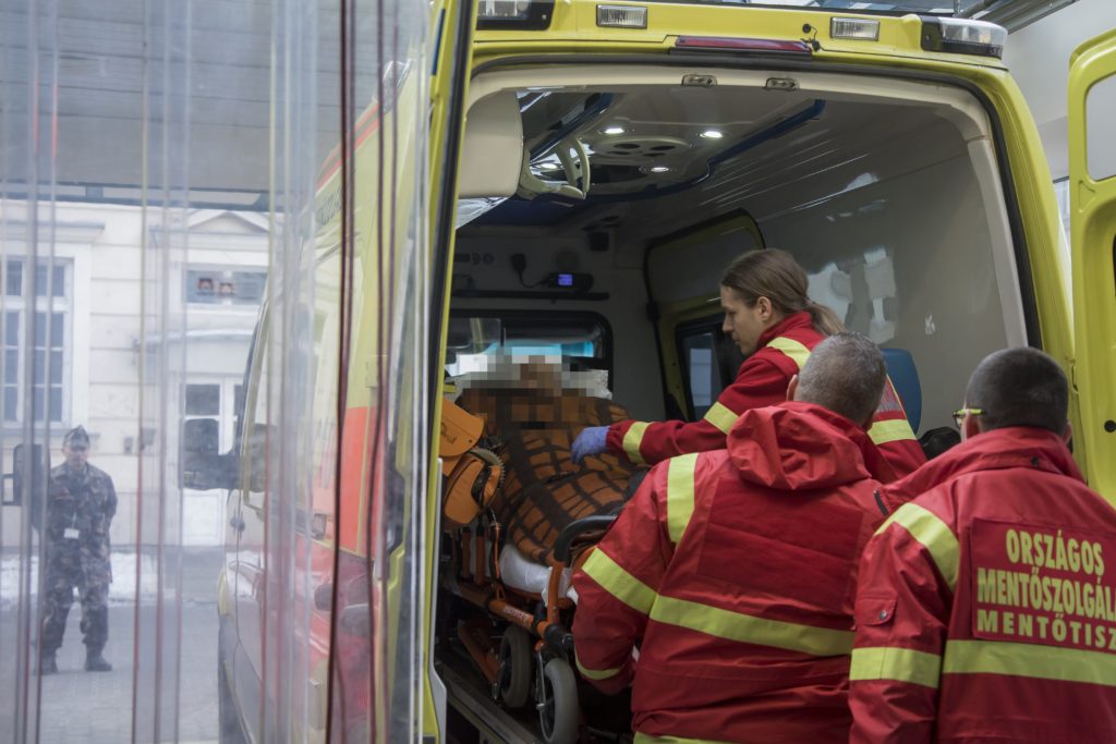 A Zrínyi Katonai Filmstúdió által közreadott képen a veronai buszkatasztrófa negyedik súlyos sérültjét hozza mentő a budapesti Honvédkórházba. MTI Fotó: Zrínyi Katonai Filmstúdió / Dévényi Veronika
