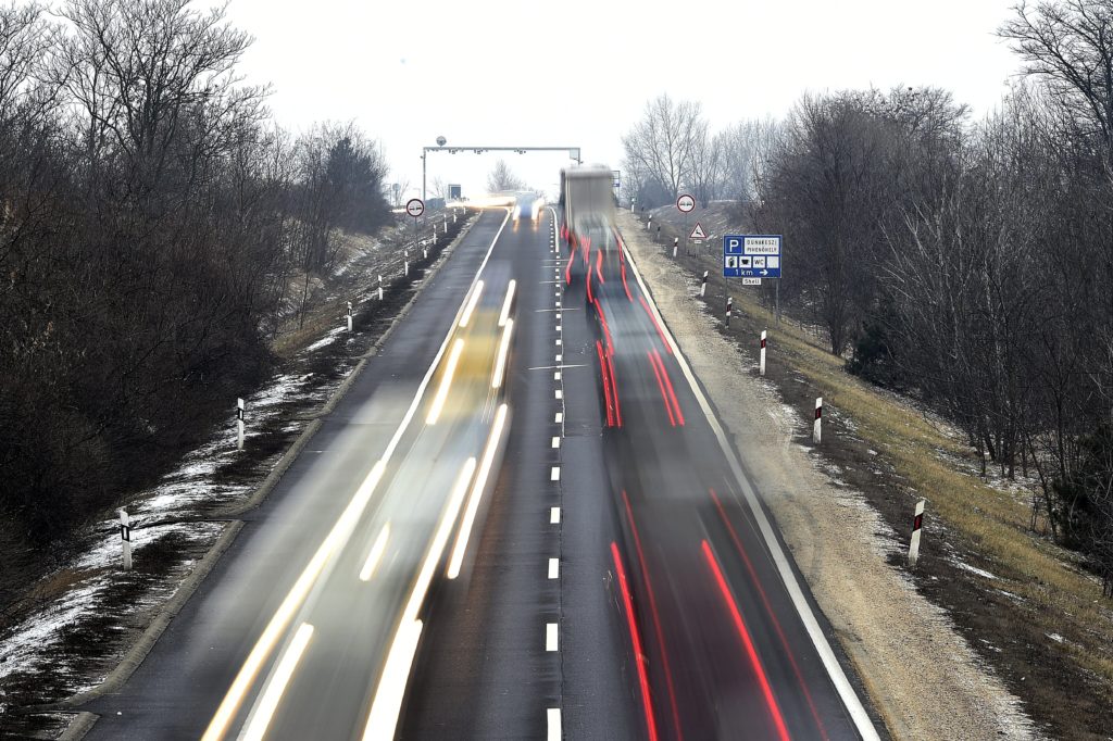 Várhatóan áprilisban kezdődik az építkezés és 2019-ben fejeződik be. A fejlesztést követõen Budapest és Vác között végig óránként 110 kilométerrel lehet majd haladni. MTI Fotó: Kovács Tamás