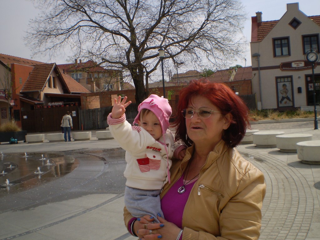 Vuncs Natália a művészetkedvelő nagymamájával, Fogarasi Katalinnal sétált