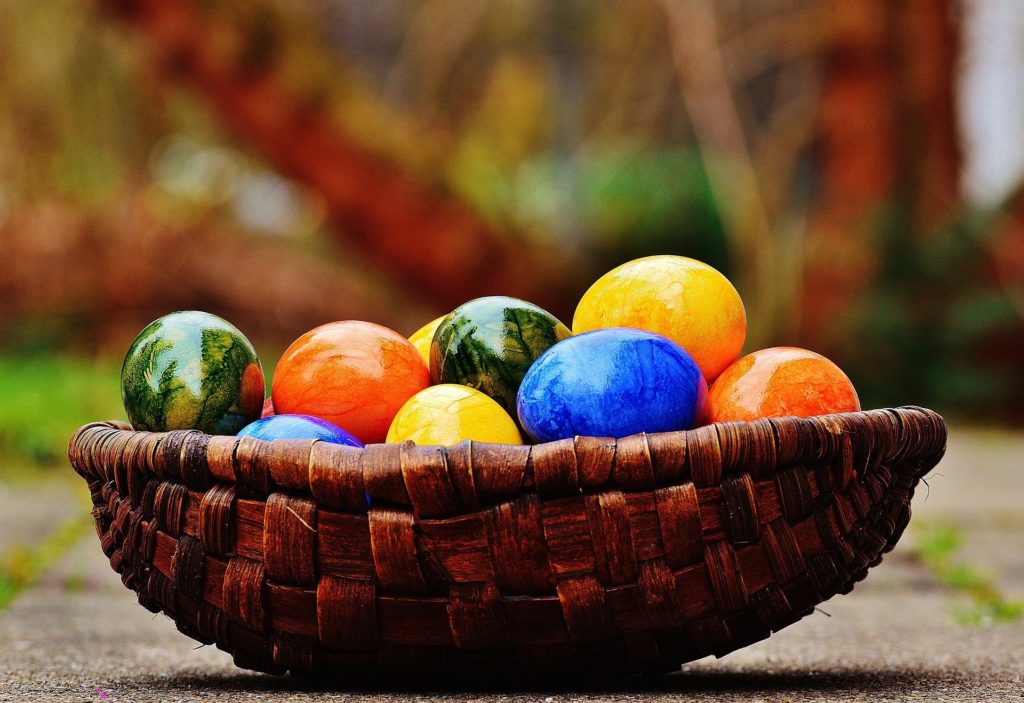 színes tojás húsvét