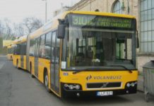 A városi tömegközlekedés átszervezése és új menetrend táblák kitétele a megállókba