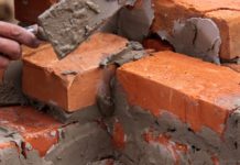 Szemétből készítette el házát egy orosz férfi