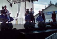 Rézfúvósok és néptáncosok a főtéren