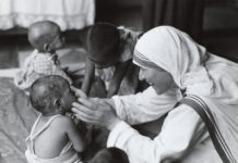 Hivatalosan is szentté avatták Teréz anyát