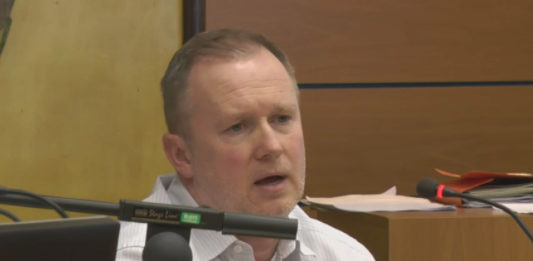 Betelt a pohár az alpolgármesternél a testületi ülésen