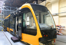 Már szerelik a villamosokat Dunakeszin