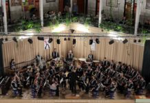 80 perc alatt a Föld körül – A Dunakeszi Koncertfúvósok Hangversenye