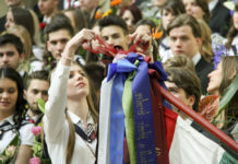 Elballagtak a Radnóti Miklós Gimnázium végzősei