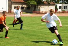 Csak a labdáért harcolnak az Iskolák Kupáján