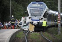 Maga alá gyűrt egy autót a váci vonat