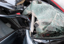 Baleset: villanyoszlopot döntött ki egy autó