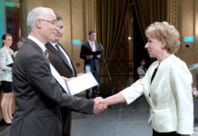 A példaadás a kulcs – kitüntették Horváthné Szentléleki Katalin igazgatónőt