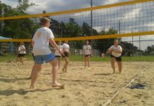 Versenyt futottak az esővel a strandröpisek