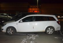 Dulakodás a bevásárlóközpont parkolójában