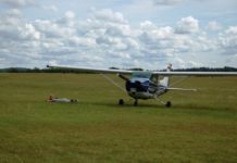 Anya, ne sírj, nem lesz semmi baj – kiáltott hátra a pilóta úrfi