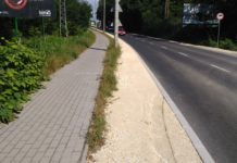 Teherautó döntött ki egy villanyoszlopot a Pálya utcánál