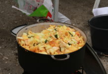 Még a rendőrök is kijöttek az esős lecsófesztiválra