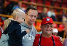 Szijjártó Péter cuki kisfiával a kolbászfesztiválon