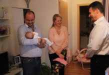 Kincsesládát vitt a polgármester a kisbabának