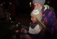 Háromszor gyújtották meg az első adventi gyertyát Dunakeszi főterén