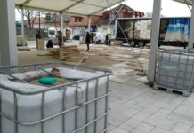 Különös vizes ballonok a főtéren – Épül a jégpálya