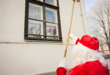 Mikulás-zsákot cipelt a polgármester