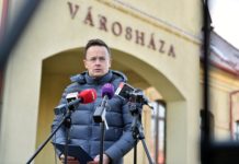 A városháza előtt óvatosságra intett Szijjártó Péter