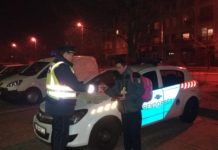 Takaróval és konzervvel segített a rendőr