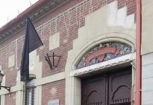 Fekete zászló a városházán