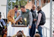 Nézze meg, ahogy a dunakesziek megkóstolják a Város Tortáját!