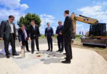 Fémhenger került a betonba, az M2-es alapkő-letételén jártunk