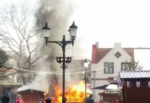 Két faház lángolt a főtéren