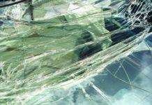 Kertes házat veszélyeztetett egy karambolozó autó Dunakeszin