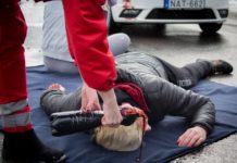 Földön fekvő emberrel és művérrel sokkoltak a rendőrök