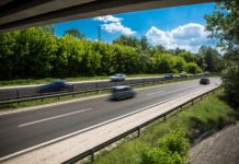 Lesz három sáv, de egyirányúsítják a Fóti úti felüljárót