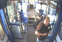 Keresik az ellenőrre támadó kopasz férfit