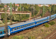 Retró festésű vasúti kocsik Dunakesziről