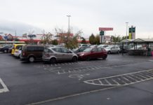 Az Auchan parkolójánál mindig figyeljen az értékeire!