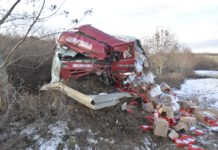 Kamion tarolt le egy kisteherautót az M2-esen